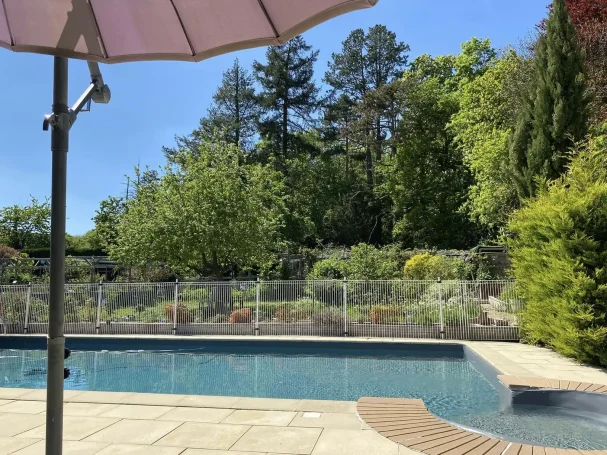 La piscine et vue sur le jardin La piscine et vue sur le jardin