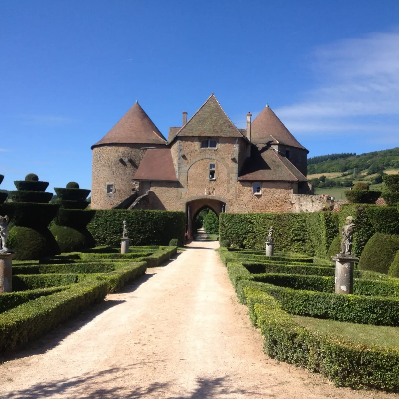 Entrée du château de Berzé-le-Château et jardin à la française Entrée du château de Berzé-le-Château et jardin à la française