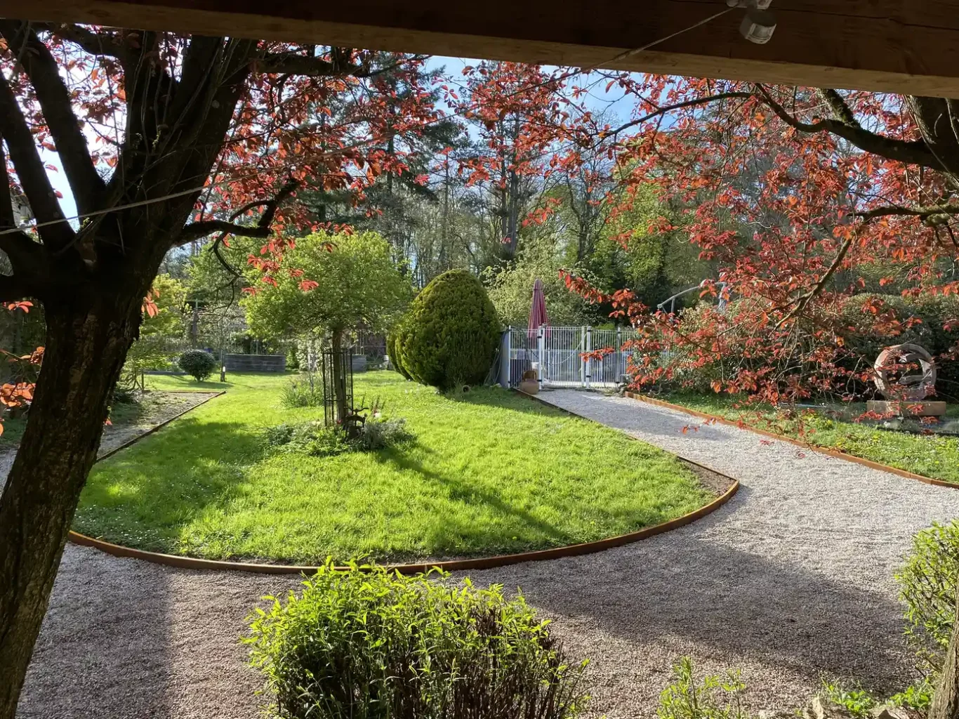 vue jardin Allée de gravier menant du portail à la piscine vue jardin Allée de gravier menant du portail à la piscine
