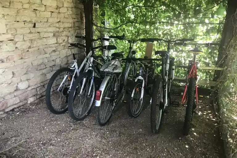 Vélos sous un abri, illustration des balades à vélo possibles