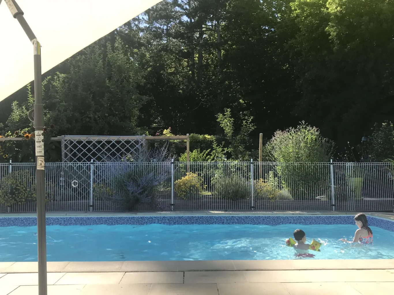 Enfants se baignant avec des brassards dans la piscine Enfants se baignant avec des brassards dans la piscine