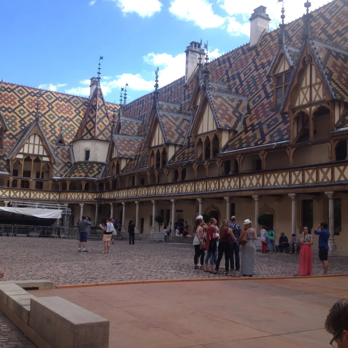 Cour intérieure des Hospices de Beaune aux toits polychromes Cour intérieure des Hospices de Beaune aux toits polychromes