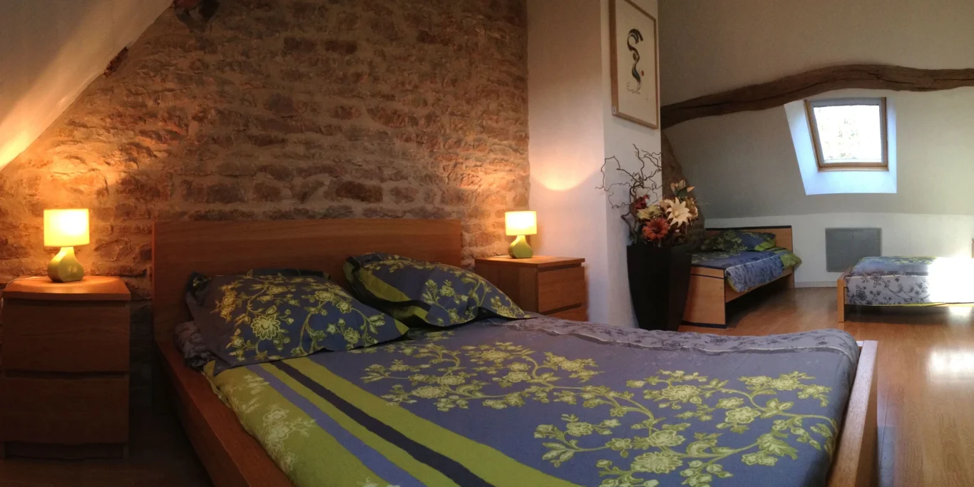 Chambre avec linge de lit, mur en pierre, velux, mousticaires Chambre avec linge de lit, mur en pierre, velux, mousticaires.