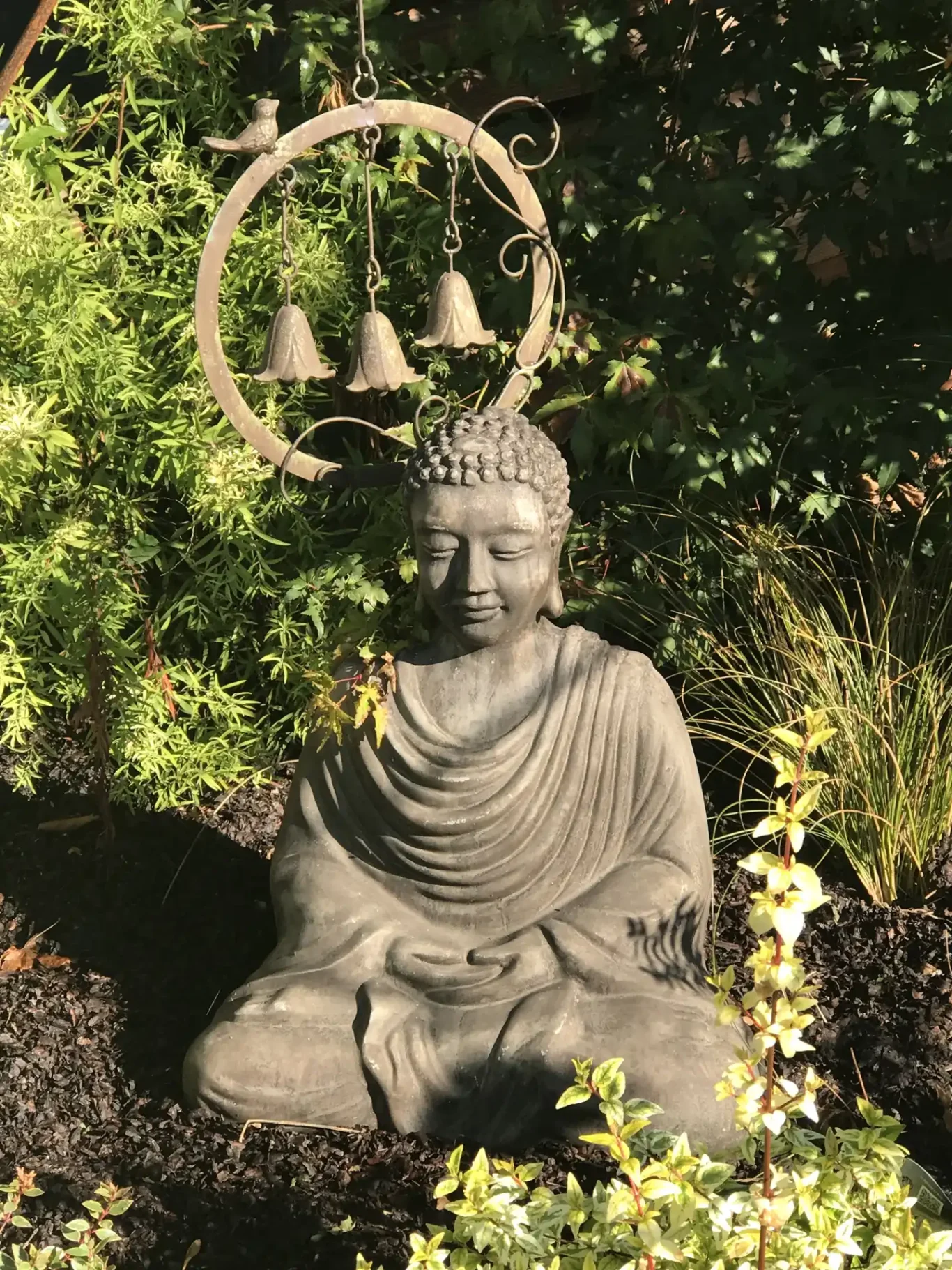 Statue de Bouddha et carillon dans le jardin Statue de Bouddha et carillon dans le jardin