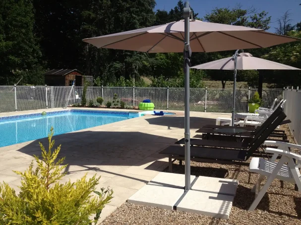 Transats et parasols taupe avec jeu gonflable pour enfants Transats et parasols taupe avec jeu gonflable pour enfants